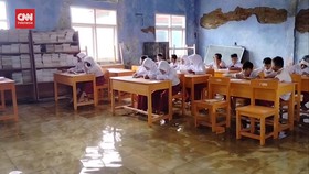 VIDEO: Siswa SD di Subang Ujian Akhir Semester Sambil Berendam