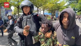 VIDEO: Polisi dan Mahasiswa Papua Bentrok di Makassar