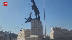 VIDEO: Momen Patung Basil al-Assad Dirobohkan Pemberontak Suriah