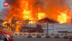 VIDEO: Eks Pasar Pojok Pramuka Terbakar, 1 Orang Tewas Terjebak