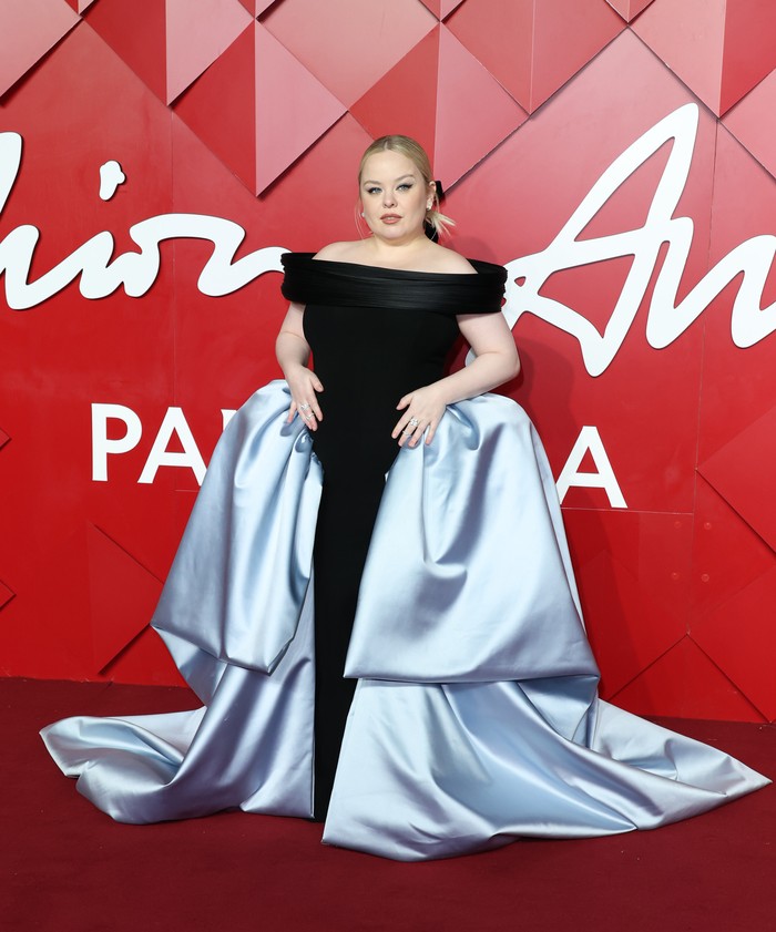 Nicola Coughlan tampil bold mengenakan ballgown rancangan Gaurav Gupta. Gaun mengombinasikan boat neckline dan panel silk rona baby blue yang beri siluet dramatis pada penampilannya/ Foto: Mike Marsland/WireImage/Mike Marsland