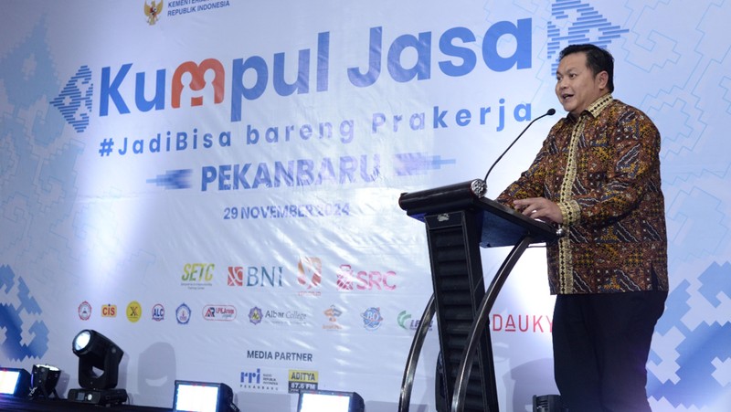 Ballroom Hotel Pangeran, Pekanbaru, menjadi saksi momen istimewa pada Jumat (29/11), ketika 150 kelompok UMKM Pojok Lokal Sampoerna Retail Community (SRC)