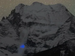 Fotografer Potret Cahaya Biru Misterius di Longsoran Salju