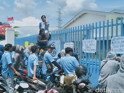 Massa Buruh di Pedan Klaten Demo-Blokade Pintu Pabrik, Ini Tuntutannya