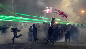 Demonstran Paksa Masuk Istana Presiden Georgia, Gas Air Mata Ditembak