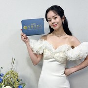 Elegan Bak Tuan Putri, Ini 7 Gaya Aktris Korea dalam Balutan Gaun di Blue Dragon Film Awards ke-45