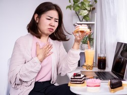 15+ Makanan dan Minuman Penyebab Asam Lambung Naik, Ini Daftar Lengkapnya!