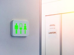 Kata Pramugara Mengantre di Toilet Pesawat Itu Tidak Baik, Berpotensi Bahaya