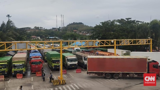 Cuaca buruk di perairan Selat Sunda menyebabkan kapal sulit bersandar di Pelabuhan Bakauheni, Lampung Selatan.