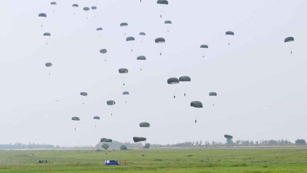 Kecelakaan Terjun Payung di Pangandaran, 1 Penerjun Belum Ditemukan