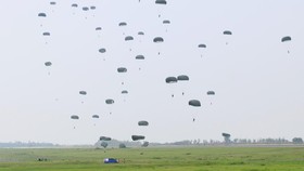 Kecelakaan Terjun Payung di Pangandaran, 1 Penerjun Belum Ditemukan