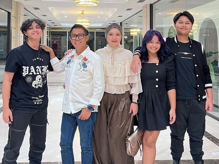 Bikin Bangga, Nayla Ayu Putri Eko Patrio dan Viona Rosalia Lulus Kuliah di Usia 19 Tahun