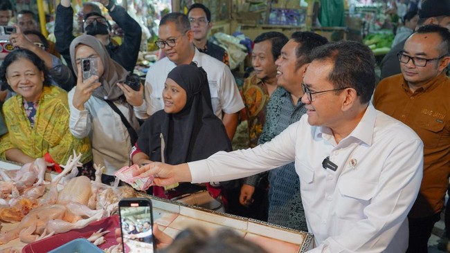 Mendag Budi Santoso memastikan harga dan ketersediaan bapok di Surabaya berada dalam kondisi stabil menjelang momen Nataru 2024/2025.