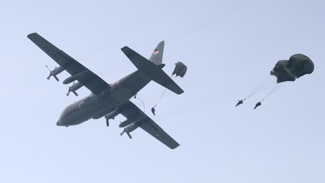 Pesawat Angkut Strategis A400M untuk TNI AU Akan Tiba Awal November Indonesia akan menerima unit pertama pesawat Airbus A400M untuk TNI AU pada 3 November. Pesawat ini mendukung pengangkutan taktis dan strategis.
