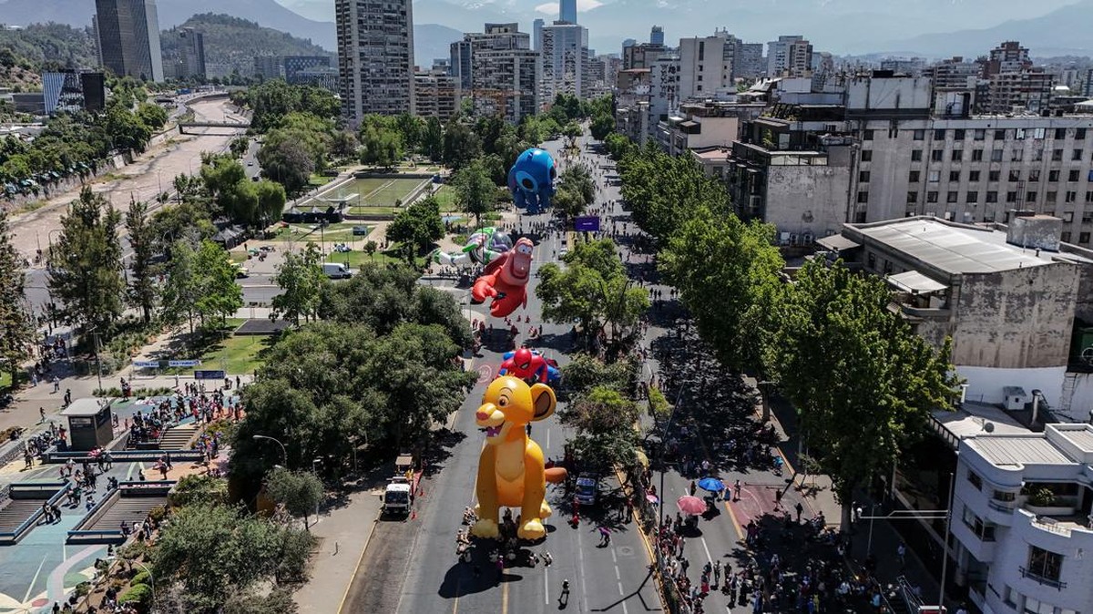 FOTO: Sambut Natal, Karakter Disney Beterbangan di Santiago Chile