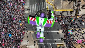 FOTO: Sambut Natal, Karakter Disney Beterbangan di Santiago Chile