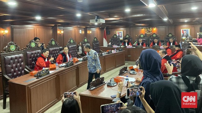 MKD menjatuhkan sanksi ringan terhadap anggota DPR Fraksi PDIP Haryanto terkait kasus asusila berupa video call sex yang beredar di media sosial.
