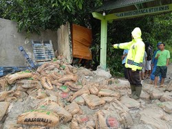 Truk Pengangkut Semen di Picung Pandeglang Terguling, Diduga Rem Blong