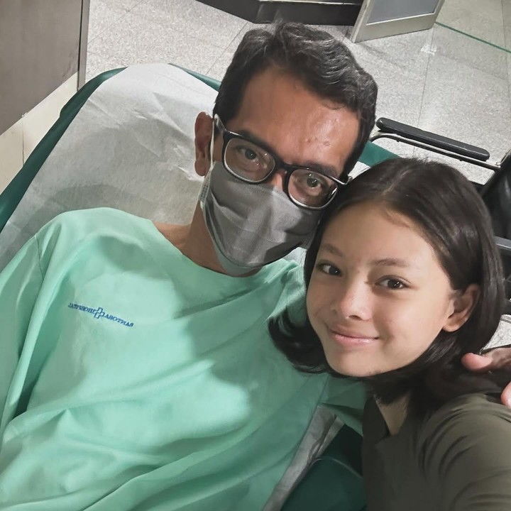 <p>Gadis 15 tahun itu memang jarang mengunggah momen bersama ayah kandungnya. Namun, ia sempat mengunggah potret bersama saat sang ayah akan menjalani operasi tumor otak. “<em>Get well soon ayah @bheben_tfive</em> …. Mudah-mudahan operasi ayah lancar,” ujar Nada di laman Instagramnya. (Foto: Instagram@nada_tarina_putri)</p>