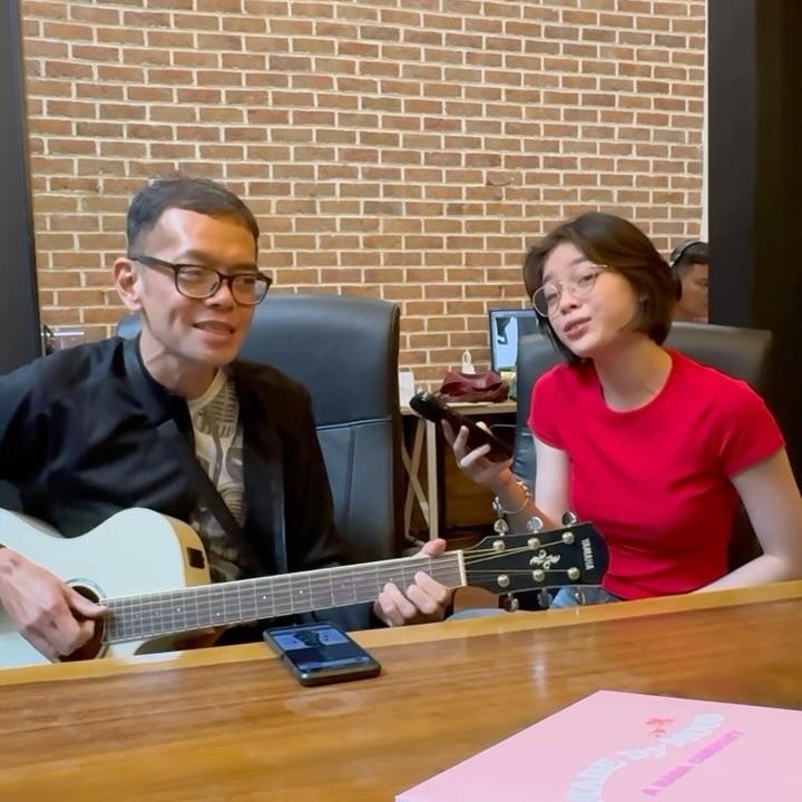 <p>Meski kini memiliki dua keluarga, Nada mengaku pencapaiannya saat ini tak luput dari doa dan usaha orang tua kandungnya. “<em>Now i have 2 family</em>... Ada ayah.. Ada papa.. <em>But without</em> ayah & bunda jalan nada gak akan sampai sini... <em>Once again, get well soon</em> ayah… desember 2023," sambung Nada. (Foto: Instagram@nada_tarina_putri)</p>