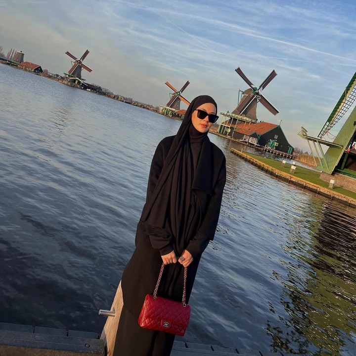 <p>Bunda dua anak ini tak ingin melewatkan kesempatan untuk foto dengan ikon negara tersebut, yaitu kincir angin. Paula pun berpose memperlihatkan<em> outfit of the day</em> (OOTD) dengan mengenakan pakaian serba hitam. (Foto: Instagram@paula_verhoeven)</p>