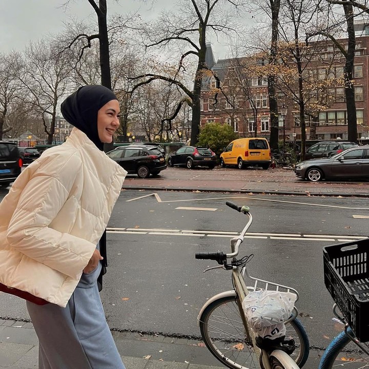 <p>Lantaran di Belanda tengah musim dingin, Paula juga mengenakan jaket tebal berwarna putih dan <em>inner jumpsuit</em> berwarna abu-abu. "Berpakaian seperti cuaca," tulisnya. (Foto: Instagram@paula_verhoeven)</p>