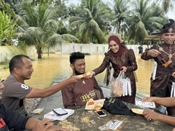 Mulia! Pengantin Bagikan Makanan Kenduri untuk Warga Kebanjiran