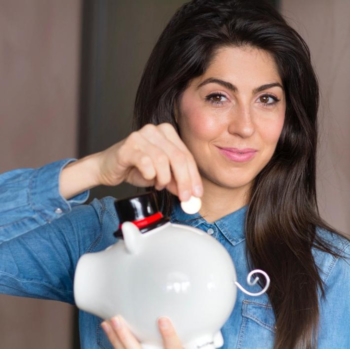 Perempuan rajin menabung/ Foto: Freepik