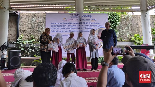 Di Aksi Sosial Berbagi Kepada Disabilitas, CT ARSA Foundation dan Bulog membagikan paket sembako kepada anak-anak Rumah Autis dan Yayasan Mitra Netra.