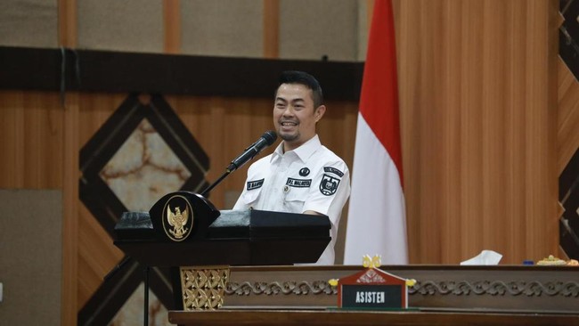 Pj Wali Kota Pekanbaru Risnandar Mahiwa diduga menerima Rp2,5 miliar dari pemotongan anggaran Ganti Uang (GU) Setda Pekanbaru sejak Juli 2024.