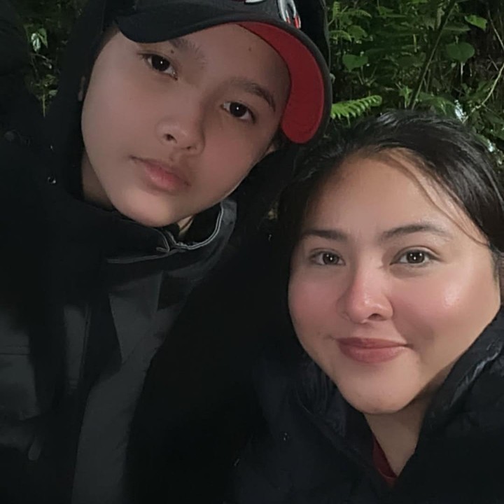 <p>Audy Item diketahui sangat mendukung pekerjaan sang suami, Iko Uwais. Tidak hanya itu, kedua putrinya, Aneska Layla Putri Uwais dan Aneska Layla Putri Uwais, pun turut melakukan hal yang sama. (Foto: Instagram: @audyitem)</p>