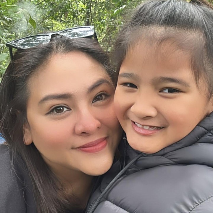 <p>Akhir-akhir ini, Iko terlihat tengah menjalani sebuah syuting di tengah hutan. Audy pun mengajak kedua putrinya untuk mendatangi lokasi syuting Iko Uwais. (Foto: Instagram: @audyitem)</p>