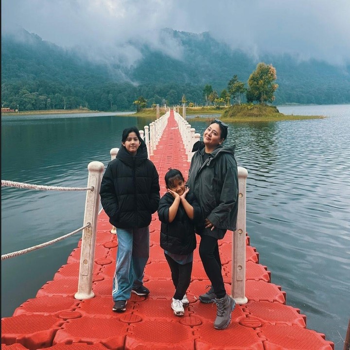 <p>Banyak netizen yang memuji Audy dan anak-anaknya nih, Bunda. Tidak sedikit yang mengatakan bahwa mereka adalah <em>support system</em> terbaik untuk Iko. (Foto: Instagram: @audyitem)</p>