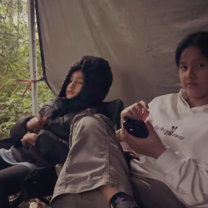 <p>Melalui laman Instagram-nya, terlihat Audy dan kedua anaknya berdiam di sebuah tenda di tengah hutan. Mereka pun kompak mengenakan pakaian hangat. (Foto: Instagram: @audyitem)</p>