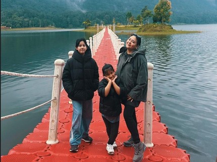 7 Potret Momen Dua Putri Audy Item & Iko Uwais Susul Sang Ayah Kerja di Hutan