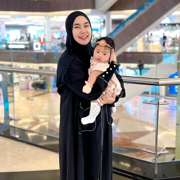 <p>Beberapa waktu lalu, Anisa mengunggah momen ketika mengajak Aqila jalan-jalan ke mall. Anisa pun brcerita bahwa Aqila sudah tumbuh besar bahkan bisa memakai baju kakak-kakaknya saat sembilan bulan. (Foto: Instagram: @anisarahma_12)</p>