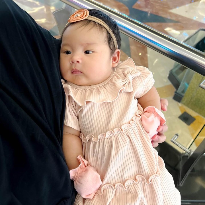 <p>"<em>Refreshing</em> sejenak ngemall bareng bayi gemas yang mau dua bulan. <em>Alhamdulillah</em> Aqila <em>full</em> ASI, sudah muat pakai baju kakaknya. Dulu Alma Alsha pakai baju ini usia 9 bulan wkwk. <em>Allahumma Barik</em>," ujarnya dengan menyisipkan emotikon hati. (Foto: Instagram: @anisarahma_12)</p>