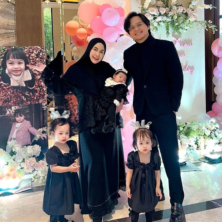 <p>Baik Anisa maupun sang suami, Anandito, kerap mengunggah potret kebersamaannya bersama Aqila. Belum lama ini, mereka bahkan menghadiri sebuah acara ulang tahun. (Foto: Instagram: @anisarahma_12)</p>
