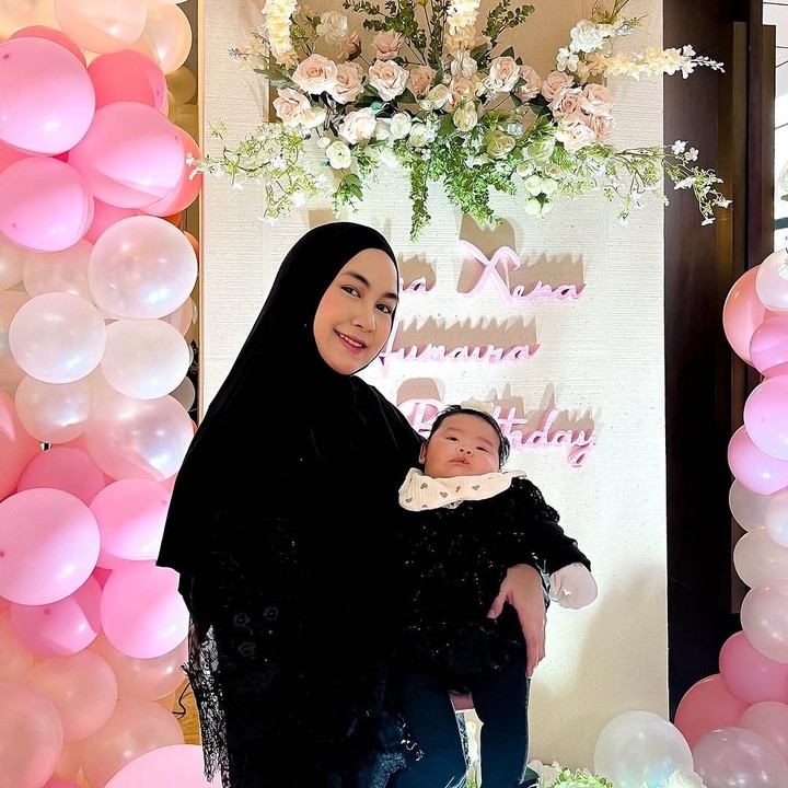 <p>"<em>MasyaAllah</em> adik Aqila cantiknya ke-Korea-an kali," kata seorang netizen. "<em>MasyaAllah</em>, mirip bayi Korea, cantik sekali," puji yang lainnya. (Foto: Instagram: @anisarahma_12)</p>