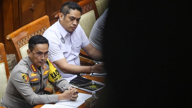 Komisi III DPR menggelar rapat dengan jajaran Polda Jateng & Polrestabes Semarang. Bahas kasus penembakan Aipda R terhadap siswa SMK.