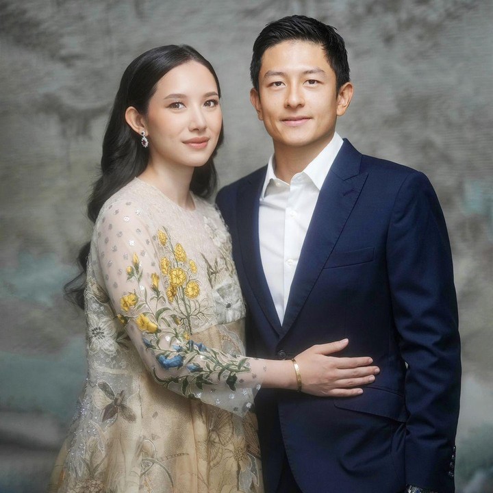 <p>Banyak memuji paras Athina yang disebut cantik. Perempuan kelahiran 1996 ini bahkan disebut memiliki aura positif, Bunda. "Muka istrinya vibes positif," tulis akun @tt***. "Cantik dan ganteng, pasangan serasi. selamat menempuh hidup baru, mas Rio dan mba Athina," ujar @ad***. (Foto: Instagram @rharyantoracing)</p>