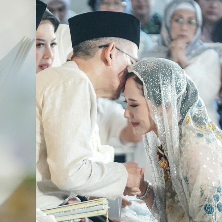 <p>Di satu momen, Athina tampak melakukan sungkem untuk meminta restu dan doa guna kelancaran acara pernikahannya. Momen ini terlihat penuh haru, Bunda. (Foto: Instagram @sandiuno)</p>