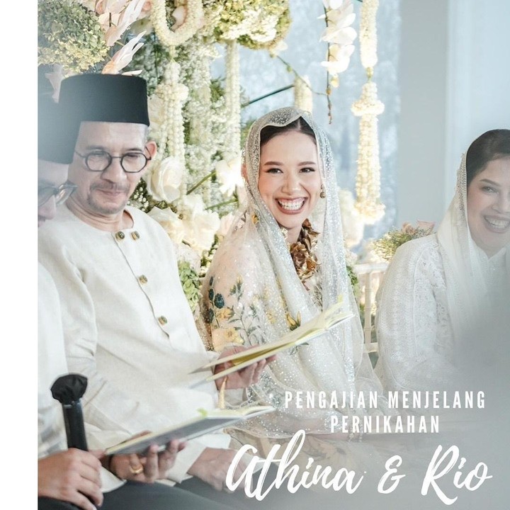 <p>Jelang pernikahan, Athina juga menggelar acara pengajian, Bunda. Perempuan yang pernah menimba ilmu di Northeastern University, Boston, Amerika Serikat ini menggelar acara pengajian secara tertutup, yang dihadiri oleh keluarga besarnya. Dalam acara ini, Athina mengenakan pakaian bernunasa ivory. (Foto: Instagram @sandiuno)</p>