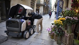 FOTO: Aksi 'Ulat' Besi Pengantar Paket Warga Barcelona