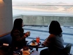 5 Lokasi Unik Starbucks Korsel, di Sungai Han hingga di Dalam Pasar