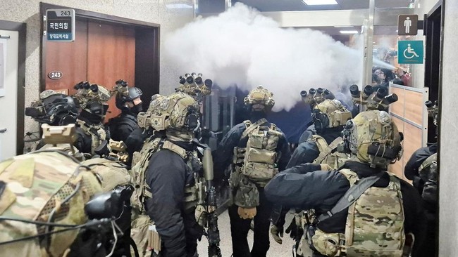 Seorang tentara Korea Selatan yang mengamankan demo tolak status darurat militer di gedung Majelis Nasional pada Selasa (3/12) malam meminta maaf kepada warga.