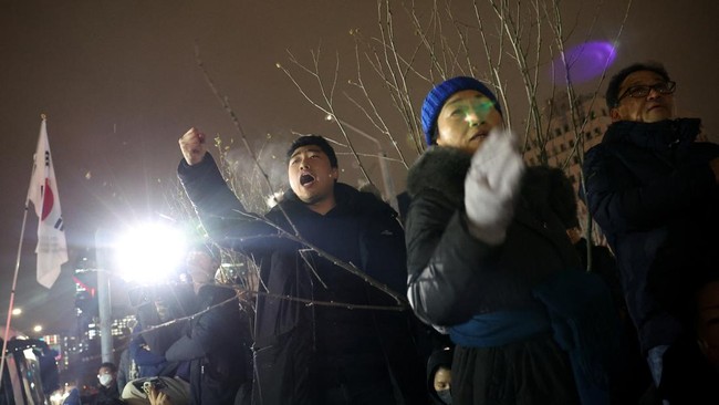 Ribuan orang berkumpul di luar gedung parlemen mendesak pemakzulan Presiden Korea Selatan Yoon Suk Yeol usai umumkan darurat militer.