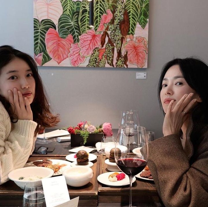 <p>Melalui unggahan ini, Song Hye Kyo mengungkap bahwa pertemuannya dengan Suzy di hari itu menjadi momen yang spesial. Suzy disebut memberikan hadiah ulang tahun untuk sang aktris yang berulang tahun ke-43 pada 22 November lalu. "Hari di mana adik perempuanku yang cantik membelikan aku hadiah ulang tahun," tulis Song Hye Kyo. (Foto: Instagram @kyo1122)</p>