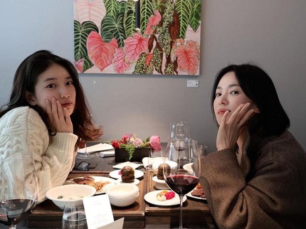 Bestie Banget! Ini 5 Potret Kedekatan Suzy dan Song Hye Kyo