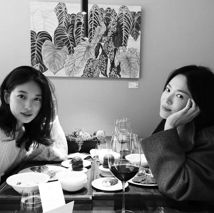 <p>Baru-baru ini, Song Hye Kyo mem-<em>posting</em> foto kebersamaannya dengan Suzy di Instagram. Pemain drama <em>The Glory</em> itu terlihat sedang menikmati hidangan makanan bersama sang sahabat. (Foto: Instagram @kyo1122)</p>